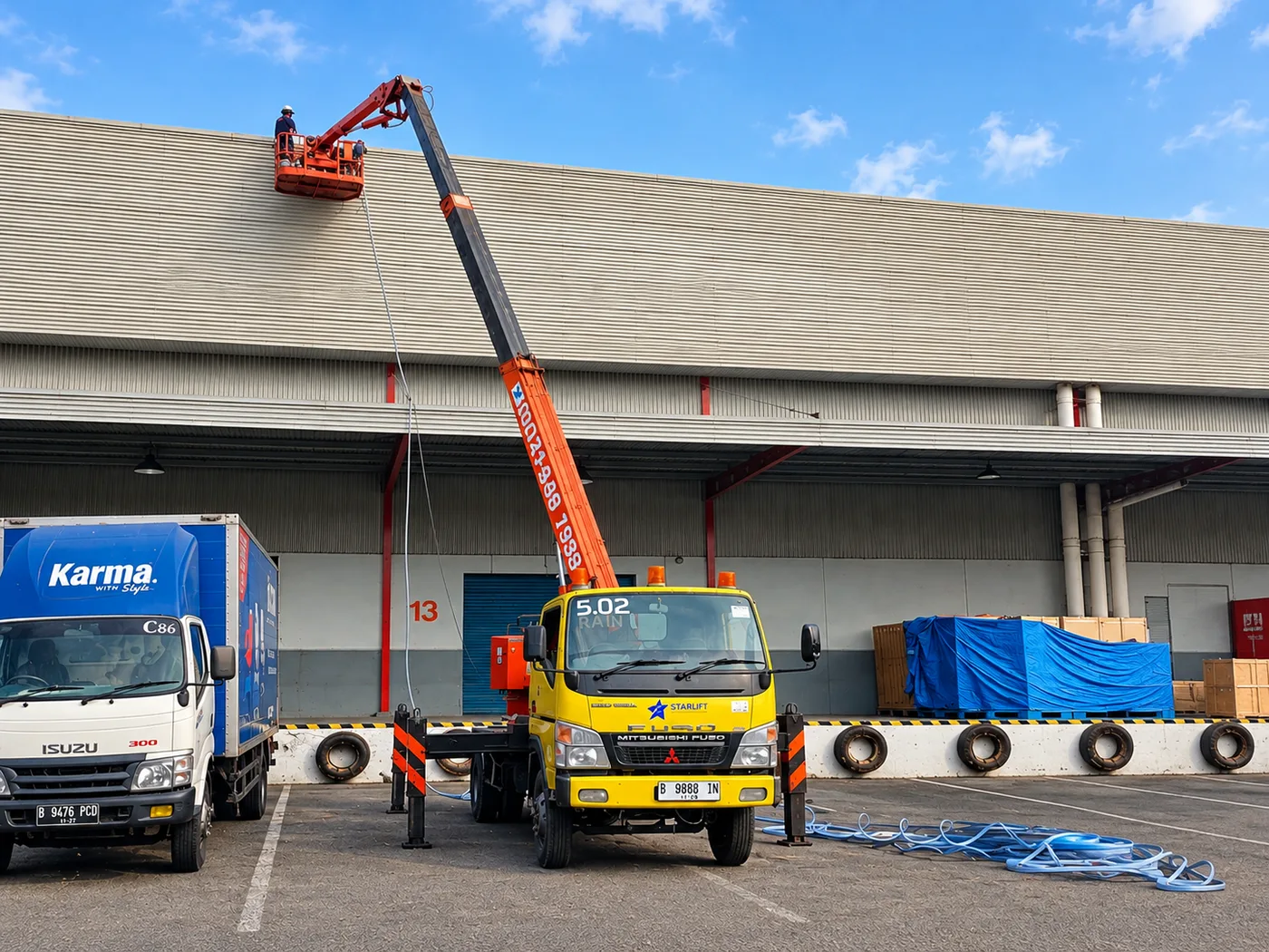 Dokumentasi lapangan sewa mobil crane JPS di gudang industri